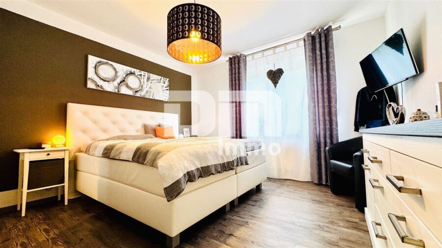Hochwertig sanierte, ebenerdige Dreizimmerwohnung im EG mit Loggia + PKW-Stellplatz - Schlafzimmer